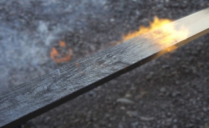 La Shou-Sugi-Ban prevee la carbonizacion de madera para crear un tramo superficial de carbon que hace como "pantalla" frente a los agentes que deterioran la madera.