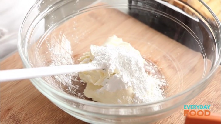 In un'altra ciotola aggiungete al mascarpone, 100 g di zucchero a velo e mescolate fino ad ottenere un composto omogeneo.