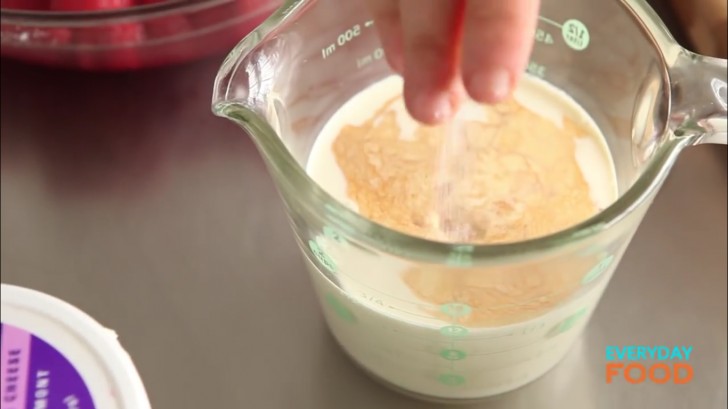 In un bicchiere, aggiungete la panna grassa, il sale e la vaniglia: mescolate e versate il liquido nella ciotola con il mascarpone.