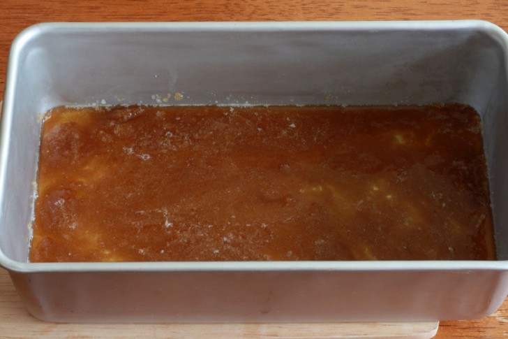 3. Laat de boter en suiker smelten door het bakblik 8 minuten lang in een voorverwarmde oven van 160°C te plaatsen.