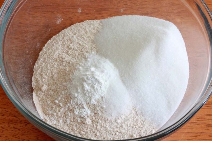 5. Per l'impasto: ponete in una ciotola 150 gr di farina 00, 100 gr di zucchero bianco e 3 gr di bicarbonato.