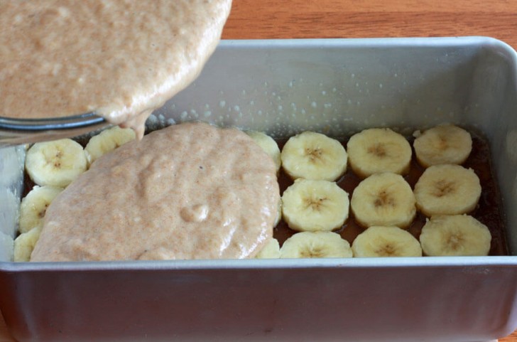 8. Bedek de plakjes banaan met het beslag en plaats het geheel een uur in de oven op 160°C.
