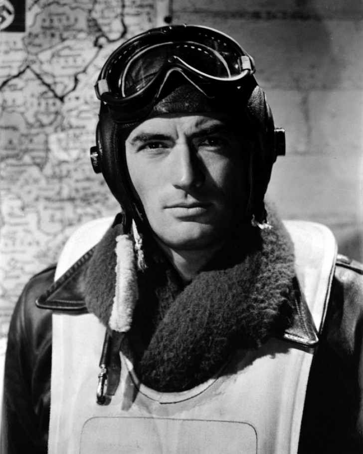 Années 1940 : Gregory Peck en tenue d'aviation représente l’homme sérieux engagé dans la guerre.
