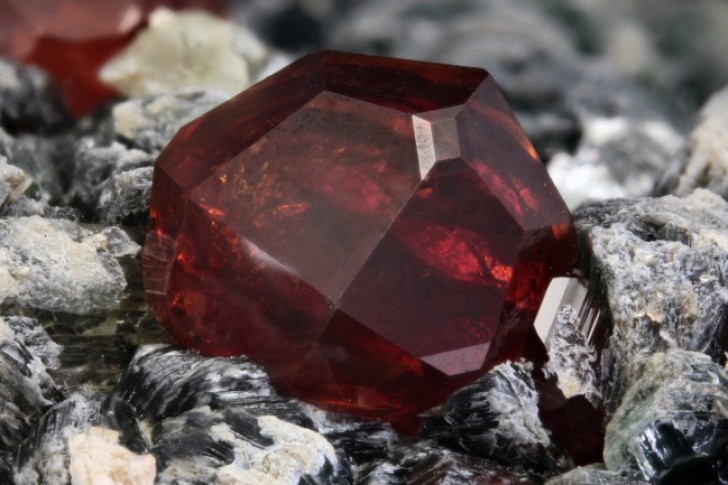 6. Painite: si tratta di un minerale molto raro scoperto per la prima volta solo nel 1950. Un grammo di questo materiale vale 9.000 dollari.