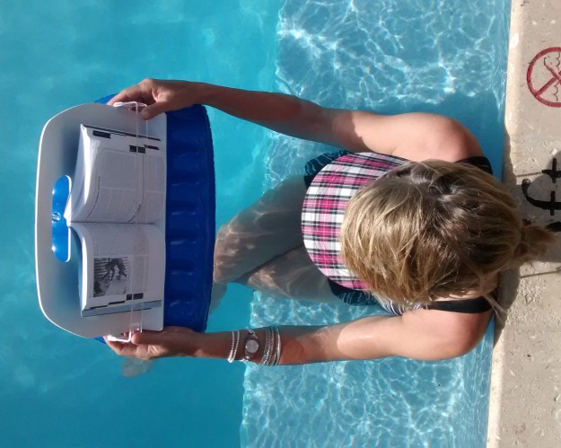 1. Il leggio in plastica galleggiante che permette di leggere anche mentre fate il bagno in vacanza.