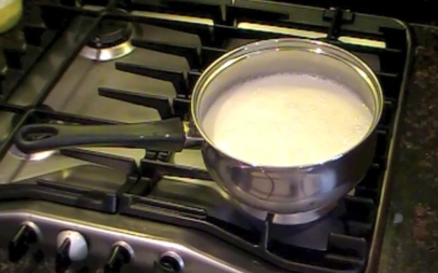 Poner la leche a calentar en una olla suficientemente profunda para contener comodamente el entero litro.