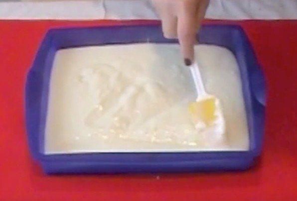 Sätt smeten i en rektangulär bakform i silikon: det kommer att göra det enklare att skära och ta ut mjölken ur formen.
