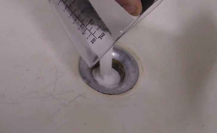 To unclog a sink drain, pour 5 tablespoons of salt into the drain, then pour half a liter of white wine vinegar; wait 15 minutes and then pour a liter of warm water down the drain.