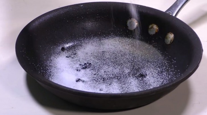 Um angebrannte Reste von Pfannen zu entfernen, bedeckt sie vollständig mit einer Schicht Salz und gebt ein wenig Wasser dazu; nach 10 Minuten könnt ihr die Pfanne waschen.