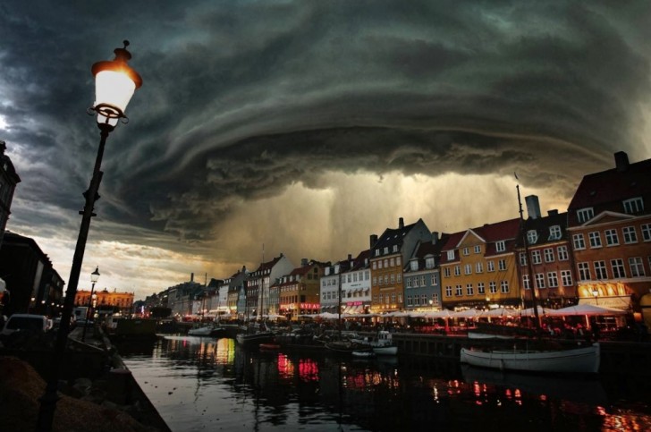Les nuages de Copenhague s'ouvrent comme s'ils voulaient aspirer les maisons.