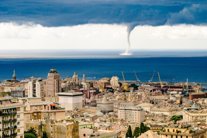 Een tornado in de buurt van de kust van Genua.