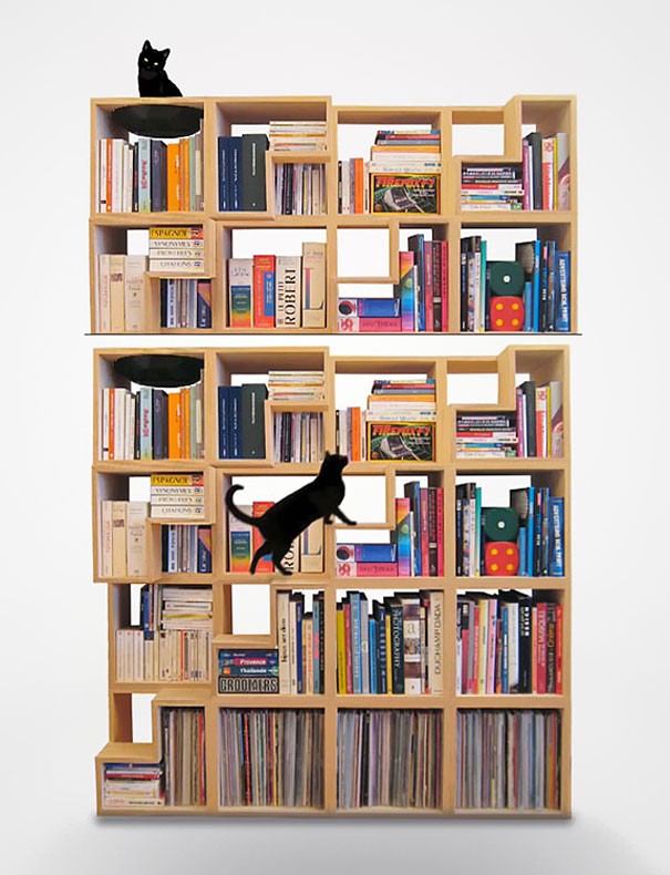 22. Leggere un libro o giocare con il gatto? Ecco come concedersi un momento di relax insieme ad un libro, e nello stesso tempo intrattenere il felino.