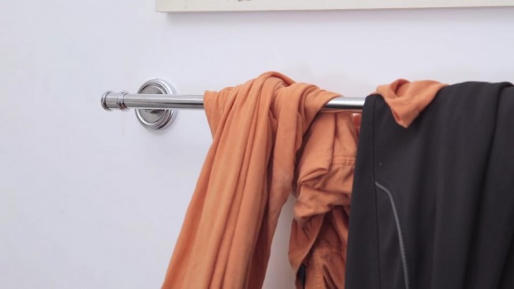 2. Kauft Handtuchhalter und befestigt sie wo es geht: daran kann man die feuchte Wäsche aufhängen