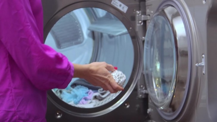 5. Se possedete un'asciugatrice, metteteci dentro una palla di alluminio durante il ciclo: assorbirà l'energia statica dai vestiti