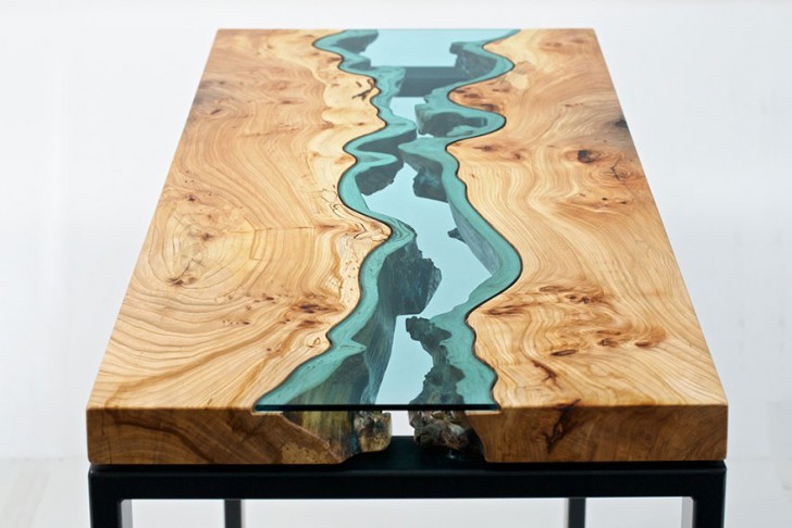 1. Il tavolo diventa il letto di un fiume