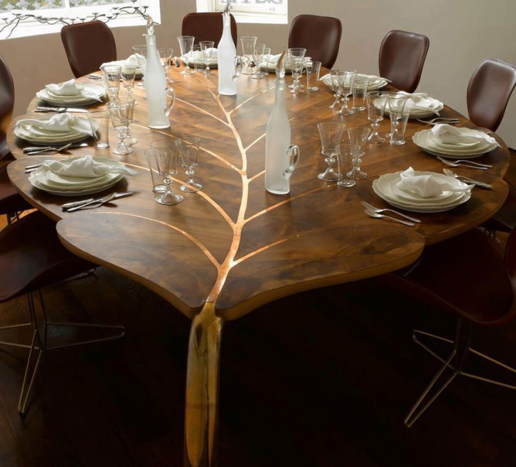 13. Etnico, elegante e raffinato: questo tavolo a forma di foglia rende il tutto molto invitante.