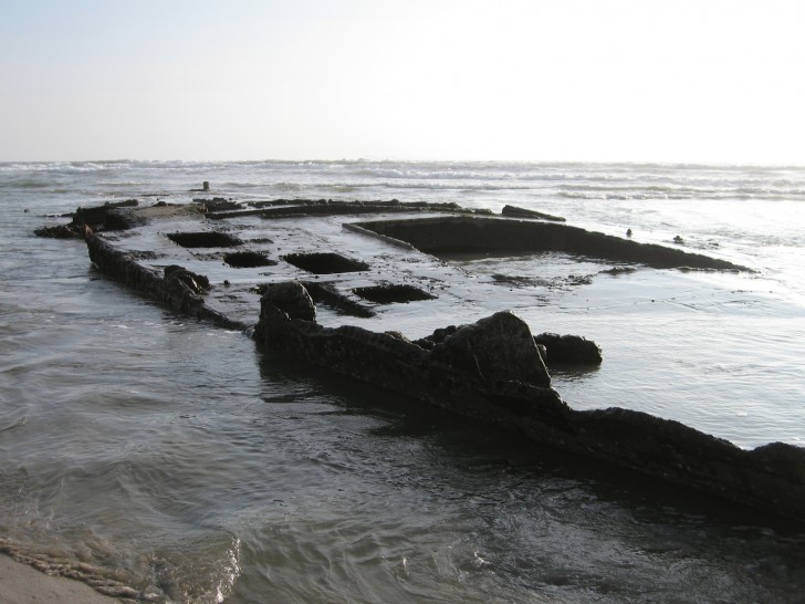 Le navire avait été ancré à 3 miles de Coronado Beach, dans les eaux internationales pour éviter la jurisprudence des États.