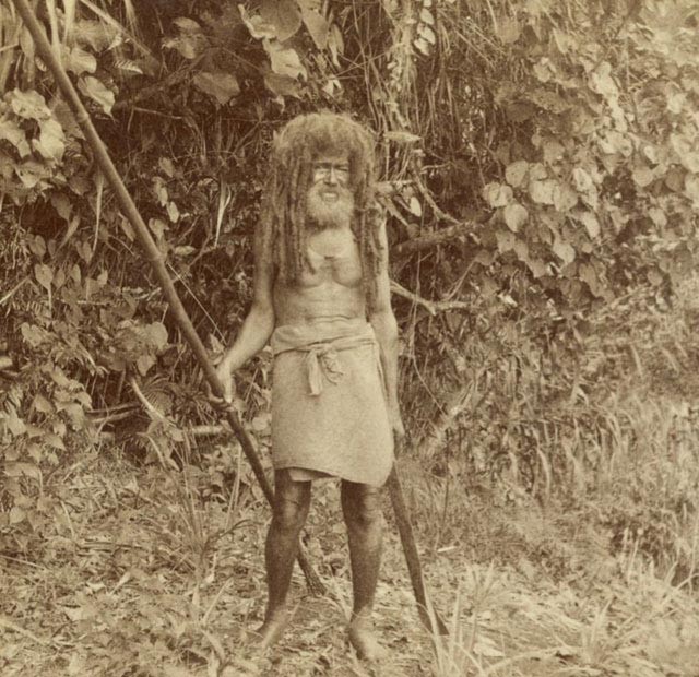 La didascalia della foto riporta: "Cannibal Tom (80 anni), l'ultima reliquia del cannibalismo delle Fiji"