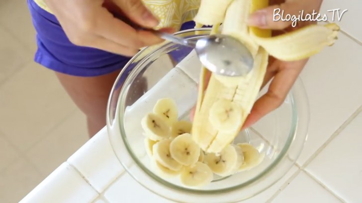 Iniziate a tagliare la banana a pezzi, mettendoli in una ciotola.