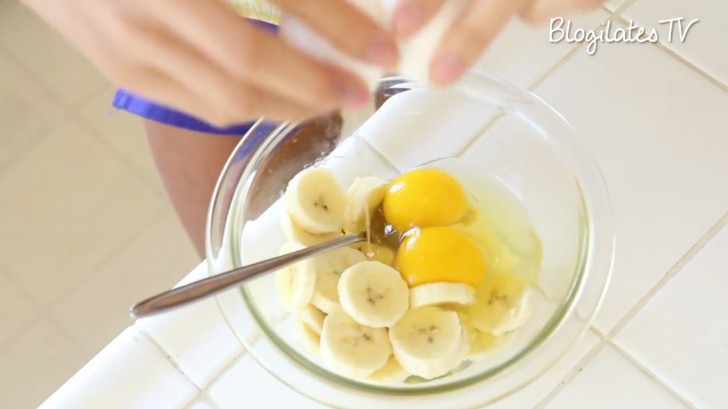 In generale il consiglio è quello di usare banane e uova nella proporzione di 1 a 2. Unite perciò 2 uova alla vostra banana.