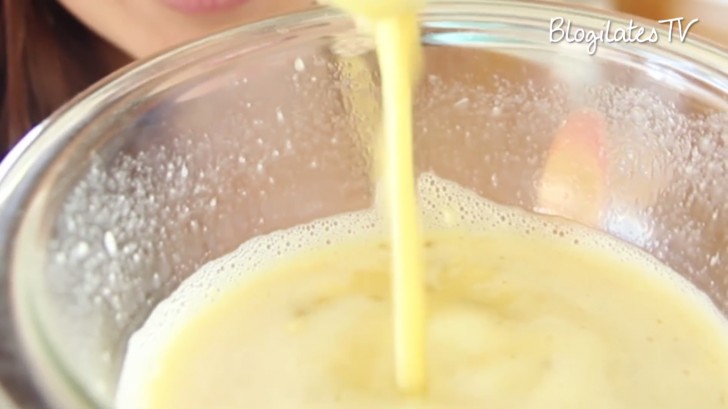 Con l'aiuto di una forchetta prima, e di una frusta dopo, riducete il composto in una crema.