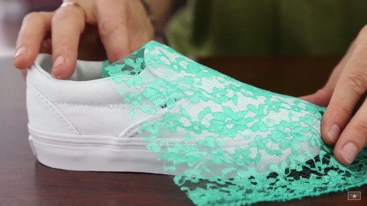 Appoggiate il tessuto sulla scarpa e premete per far uscire l'aria: la stoffa deve aderire perfettamente.