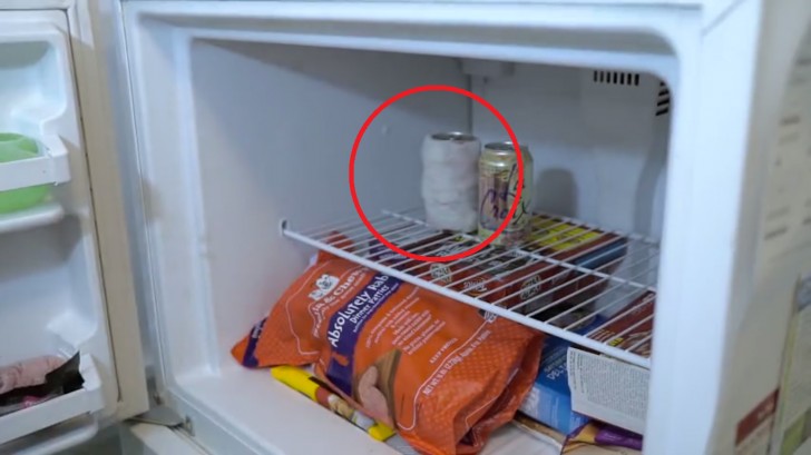 3. Per refrigerare velocemente una bevanda in lattina, avvolgetela con carta da cucina e riponetela nel surgelatore: si fredderà molto più rapidamente!