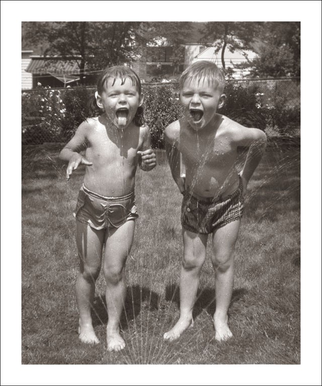 Et voilà deux copains qui s'amusent avec le tube d'arrosage dans le jardin!