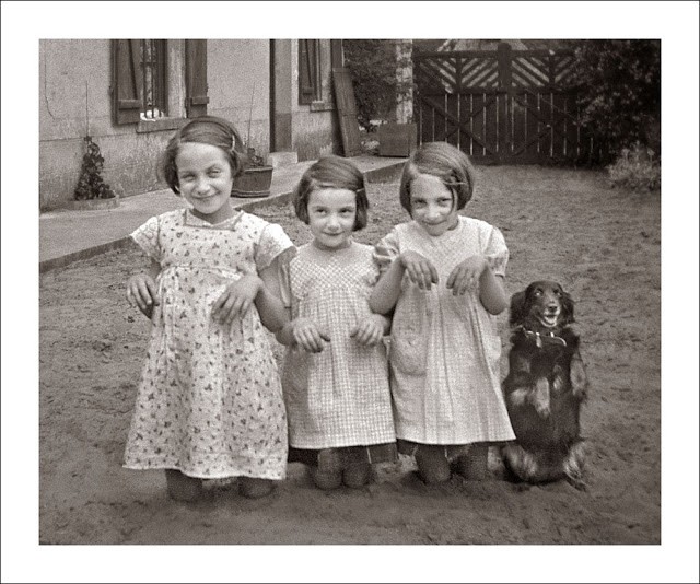 Trois sœurs qui imitent leur chien.