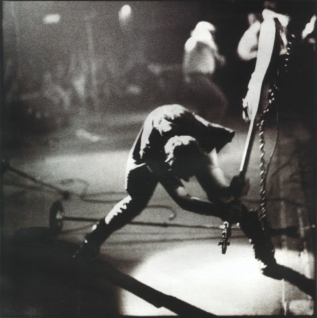 6. ... poco dopo ecco la foto simbolo: Simonon fracassa il suo Fender Precision Bass proprio sul palco del Palladium, a New York, divenendo icona del rock!