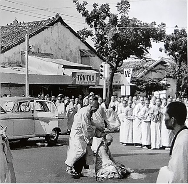 7. 11 luglio 1963: il monaco buddista Lâm Văn Tức, viene assistito da un compagno, il quale gli versa sul corpo un liquido infiammabile...