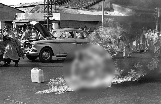 7. ... poco dopo ecco la foto simbolo: Lâm Văn Tức si dà fuoco per protestare contro la politica anti-buddhista del presidente del Vietnam del Sud.
