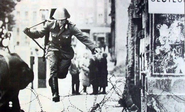 1. ... poco dopo ecco la foto simbolo: lo stesso soldato viene immortalato mentre oltrepassa il filo spinato, giungendo nella Germania dell'Ovest.