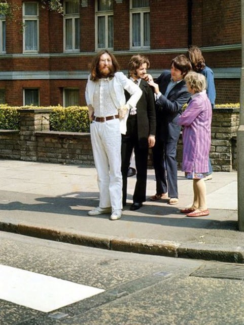 2. 8 agosto 1969: Ian McMillan ritrae i mitici componenti dei Beatles mentre si preparano a dar vita alla copertina più emblematica della loro carriera...