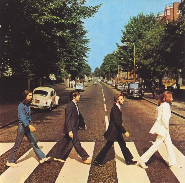 2. ... poco dopo ecco la foto simbolo: i quattro componenti attraversano Abbey Road, contribuendo a fortificare le ipotesi sulla morte di Paul McCartney.