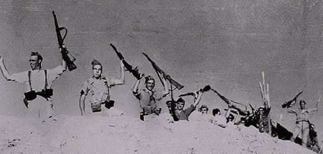 3. Anni'30: un corrispondente di guerra viene inviato a documentare la resistenza, fotografando i soldati dalla trincea, ma attenzione all'uomo sulla sinistra...