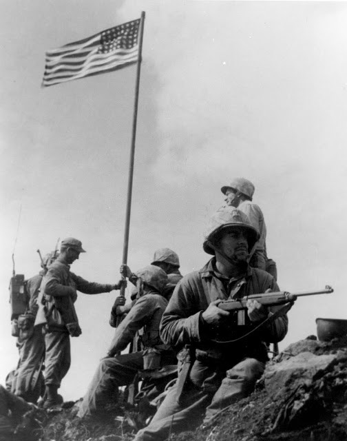 4. 23 febbraio 1945: l'esercito americano occupa la cima del monte Suribachi, in Giappone, ma visto che la bandiera issata è troppo piccola, viene sostituita...