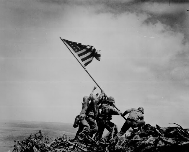 4. ... poco dopo ecco la foto simbolo: Joe Rosenthal immortala la bandiera statunitense che rimase issata a Iwo Jima.