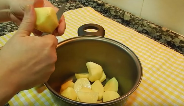 Lavate le patate, privatele della buccia a tagliatele a pezzi in una pentola. Ricavate pezzi di dimensioni simili tra loro, per assicurare una cottura omogenea.