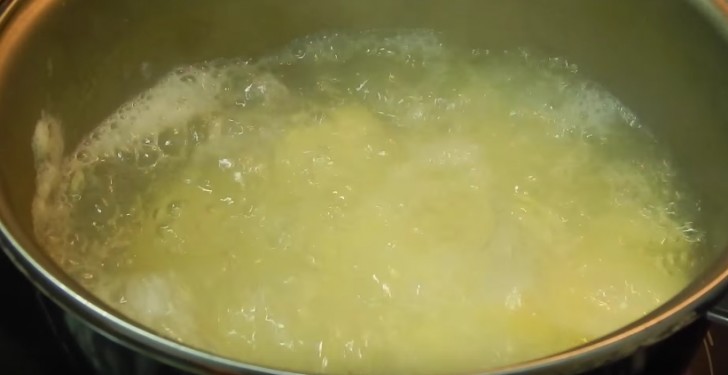 Coprite le patate con abbondante acqua salata. Portate ad ebollizione, e continuate la cottura per 20 o 25 minuti.