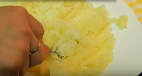 Scolate le patate, mettetele in un piatto, e schiacciatele con una forchetta o con uno schiacciapatate.