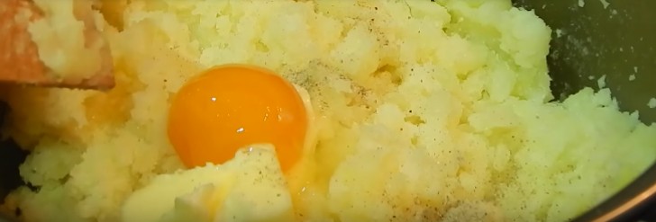 Riversate le patate nella pentola, aggiungete il burro tagliato a pezzetti, il sale e il pepe a piacere, e il tuorlo dell'uovo.