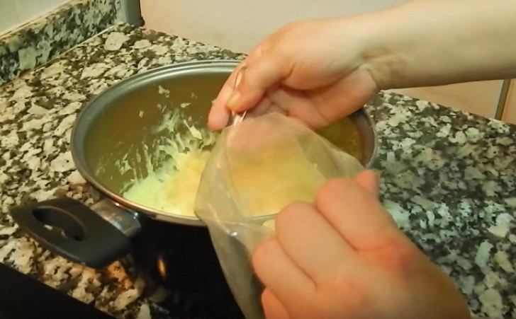 Versate il composto in una sacca per pasticceri. Preparate una teglia ricoperta con carta forno, e create dei 'fiocchi' della dimensione di una noce.