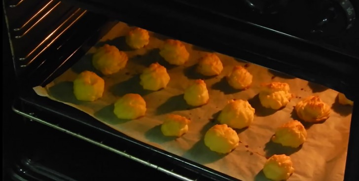 Metete le patate in forno a 200°C per 8 minuti. Una volta sfornate, macinateci del pepe sopra.