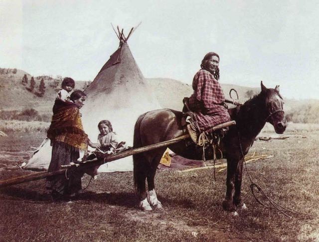 13. Il capo Mano Sinistra con la sua famiglia nella riserva Cheyenne, 1906.