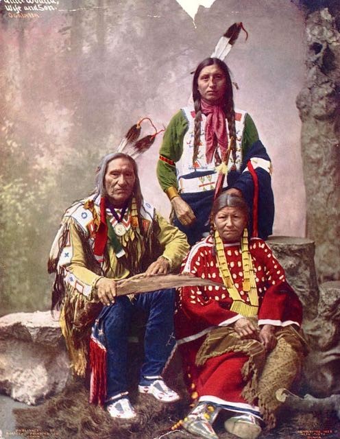 5. Famiglia degli Oglala Lakota con il capo Piccola Ferita, 1899.