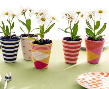 1. Zijn deze bloempotten niet prachtig? Van oorsprong waren deze potten wit, maar met behulp van een paar losse sokken is het een vrolijk geheel geworden!