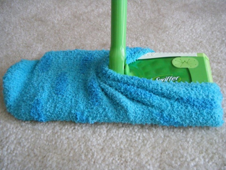 4. Gebruik eens een microvezel sok in plaats van een wegwerp stofdoek: het effect is hetzelfde en de sok kan bovendien worden gewassen!