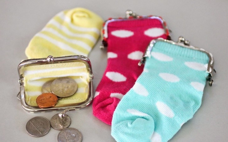 6. Verwijder de sluiting van een oude portemonnee en bevestig deze op een vrolijk gekleurde sok. Is het geen schatje!