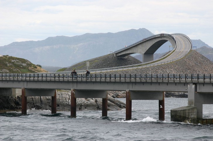 La strada ha vinto nel 2005 il premio come costruzione norvegese del secolo e attira ogni anno tantissimi curiosi.